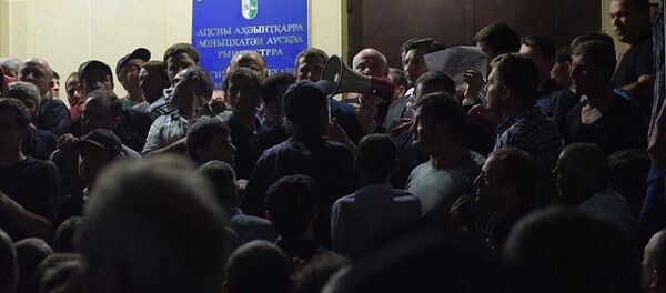 Митинг оппозиции у здания МВД Абхазии Митинг оппозиции у здания МВД Абхазии - Sputnik Южная Осетия