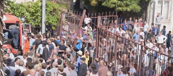 Толпа выломала ворота и ворвалась во двор МВД Абхазии Толпа выломала ворота и ворвалась во двор МВД Абхазии - Sputnik Южная Осетия