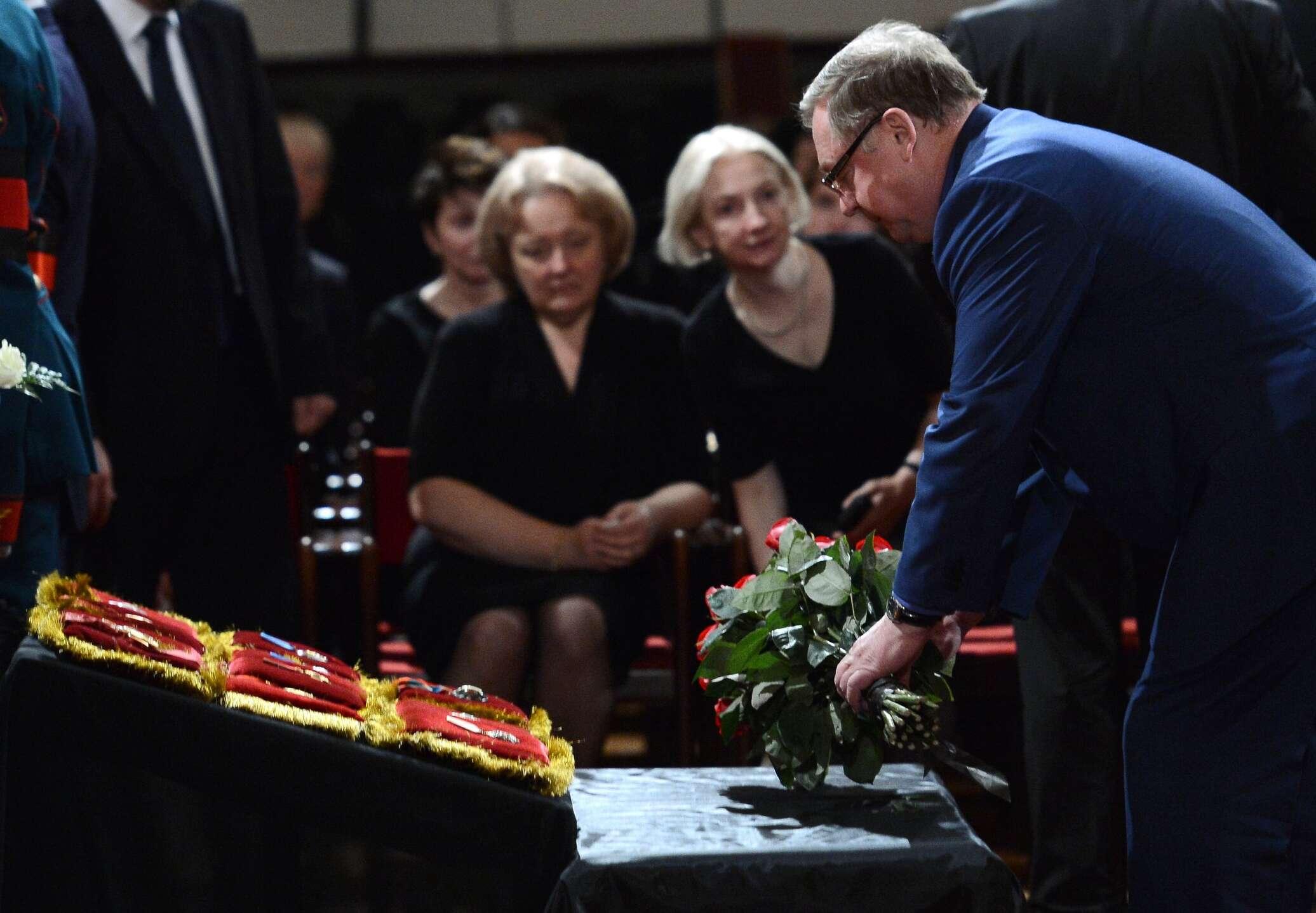 прощание с народным артистом ссср василием лановым. прощание е. церемония прощания с дугиной. прощание с жириновским в колонном зале. прощание с елизаветой цветы.