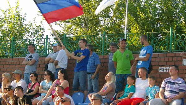 Жители Луганска с флагом - Sputnik Южная Осетия