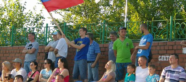 Жители Луганска с флагом Жители Луганска с флагом - Sputnik Южная Осетия