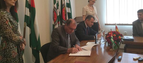 Единая Абхазия и Единая Осетия подписали соглашение в Сухуме Единая Абхазия и Единая Осетия подписали соглашение в Сухуме - Sputnik Южная Осетия