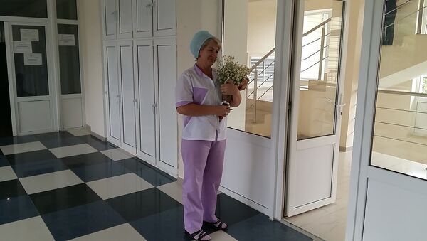 Молодежная организация подарила пациенткам и врачам больницы цветы. - Sputnik Южная Осетия