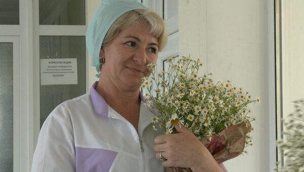 Доброе лето началось с ромашек для пациенток и врачей цхинвальской больницы - Sputnik Южная Осетия