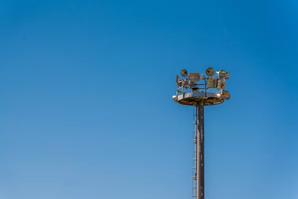 А это сооружение, похожее на робота с большим количеством глаз, приглядывает за игроками на футбольном поле. А это сооружение, похожее на робота с большим количеством глаз, приглядывает за игроками на футбольном поле. - Sputnik Южная Осетия