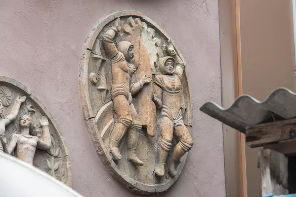 Здание библиотеки им. Анахарсиса с торца, выходящего на пр. А Джиоева, украшено барельефом. Мало кто приглядывается к изображенным на нем фигурам. Те же, что справа, частично прикрыты торговыми ларьками. На них изображены космонавты! Здание библиотеки им. Анахарсиса с торца, выходящего на пр. А Джиоева, украшено барельефом. Мало кто приглядывается к изображенным на нем фигурам. Те же, что справа, частично прикрыты торговыми ларьками. На них изображены космонавты! - Sputnik Южная Осетия