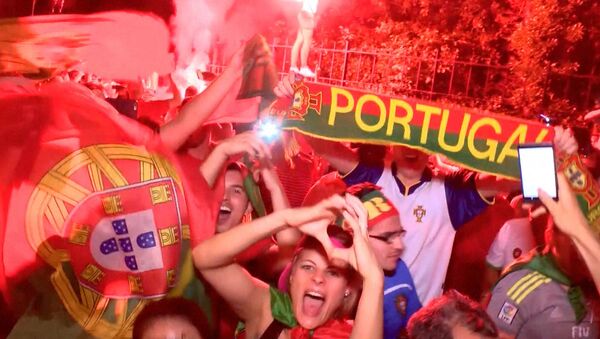 Ликующие португальцы и грустные французы в Париже после финала Евро-2016 - Sputnik Южная Осетия