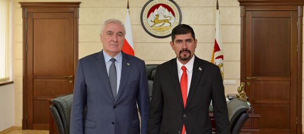 Посол Никарагуа в Южной Осетии Хуан Эрнесто Васкес вручил верительные грамоты президенту республики Леониду Тибилову. Посол Никарагуа в Южной Осетии Хуан Эрнесто Васкес вручил верительные грамоты президенту республики Леониду Тибилову. - Sputnik Южная Осетия