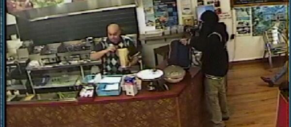 Неудачное ограбление: хозяин кафе проигнорировал мужчину с пистолетом - Sputnik Южная Осетия