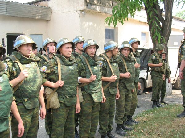 Миротворцы в августе 2008 года в Цхинвале. - Sputnik Южная Осетия