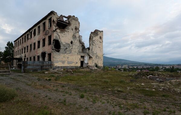 Вид на разрушенную базу российских миротворцев в Цхинвале. - Sputnik Южная Осетия