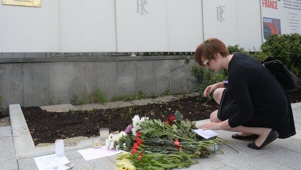 Цветы в память о погибших в Ницце у посольства Франции - Sputnik Южная Осетия