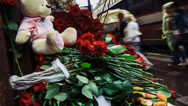 Цветы в память о погибших в Ницце у консульства Франции в Санкт-Петербурге - Sputnik Южная Осетия