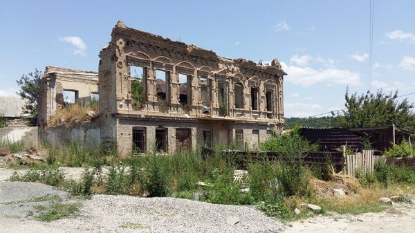 Разрушенное здание в Цхинвале - Sputnik Южная Осетия