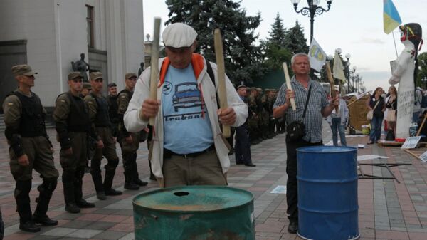 СПУТНИК_Активисты финансового Майдана барабанили по бочкам на митинге у Рады - Sputnik Южная Осетия