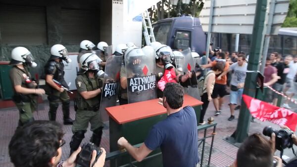 Греки сожгли флаг Евросоюза и подрались с полицией на митинге в Афинах - Sputnik Южная Осетия