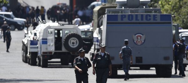 Захват здания полиции в Ереване Захват здания полиции в Ереване - Sputnik Южная Осетия