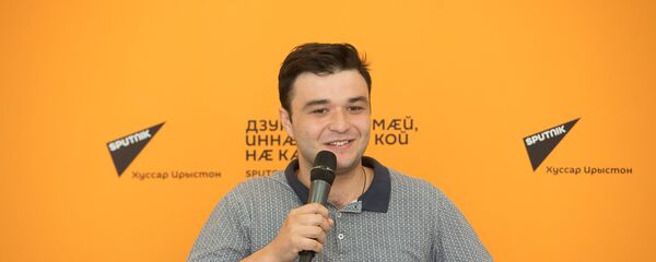 Скрипач Григорий Тадтаев в пресс-центре Sputnik. Скрипач Григорий Тадтаев в пресс-центре Sputnik. - Sputnik Южная Осетия