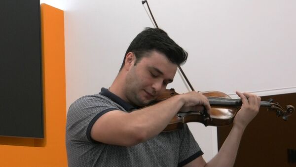 Скрипач Григорий Тадтаев рассказал о творчестве и дал мини концерт в хабе Sputnik - Sputnik Южная Осетия