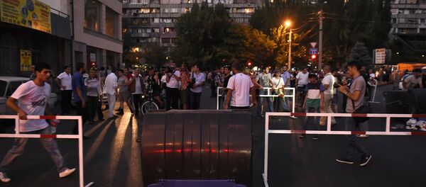 Ситуация близ захваченного в Ереване здания полка полиции - Sputnik Южная Осетия