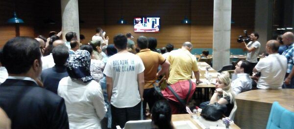 Люди слушают телефонное обращение президента Турции Р.Эрдогана Люди слушают телефонное обращение президента Турции Р.Эрдогана - Sputnik Южная Осетия