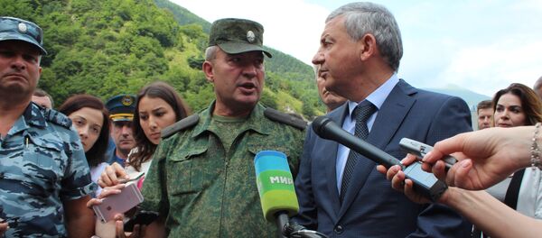 Вячеслав Битаров провел выездное совещания на пункте пропуска Верхний Ларс Вячеслав Битаров провел выездное совещания на пункте пропуска Верхний Ларс - Sputnik Южная Осетия