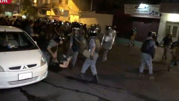 Ереванцы бросали шумовые гранаты и камни в полицейских во время акции протеста - Sputnik Южная Осетия