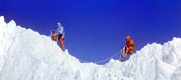Покорение вершины альпинистами Покорение вершины альпинистами - Sputnik Южная Осетия