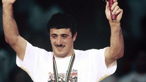 Арсен Фадзаев, Олимпийский чемпион по вольной борьбе во время награждения - Sputnik Южная Осетия