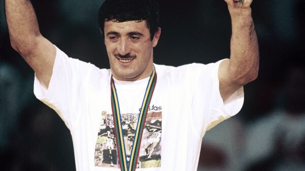 Арсен Фадзаев, Олимпийский чемпион по вольной борьбе, во время награждения - Sputnik Южная Осетия
