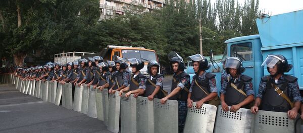 Ситуация близ захваченного в Ереване здания полка полиции - Sputnik Южная Осетия