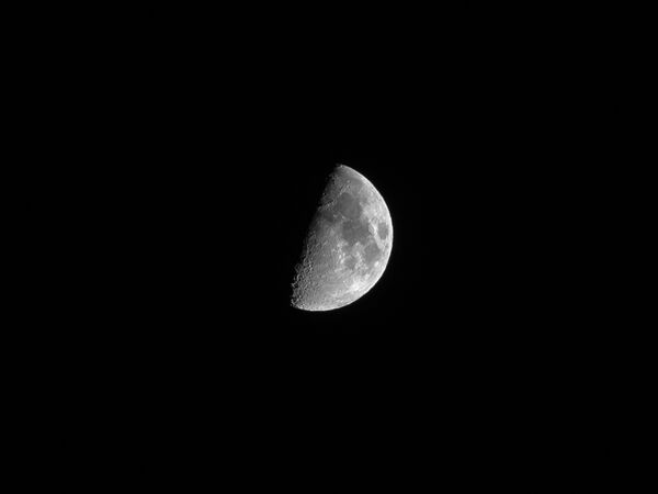 Ночному городу подмигивает новая Луна - Sputnik Южная Осетия