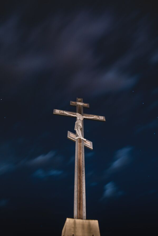 У въездов в город стоят православные кресты, оберегая Цхинвал от непрошеных гостей. - Sputnik Южная Осетия