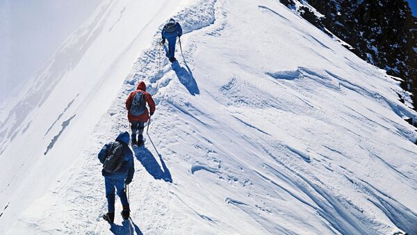 Альпинисты восходят на вершину горы - Sputnik Южная Осетия