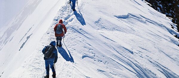 Альпинисты восходят на вершину горы - Sputnik Южная Осетия