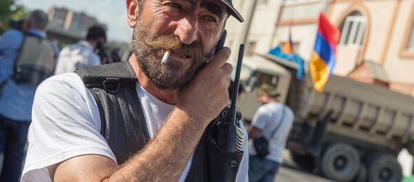 Журналисты побывали на территории захваченного полка ППС в Ереване Журналисты побывали на территории захваченного полка ППС в Ереване - Sputnik Южная Осетия