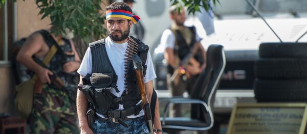 Член группы Сасна црер на территории захваченного полка ППС Член группы Сасна црер на территории захваченного полка ППС - Sputnik Южная Осетия