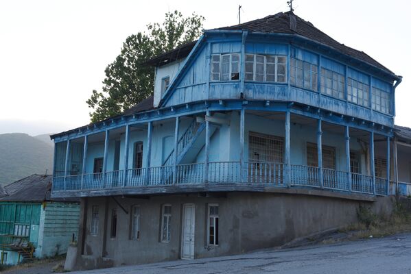 Синий дом при выезде поселка Ленингор - Sputnik Южная Осетия