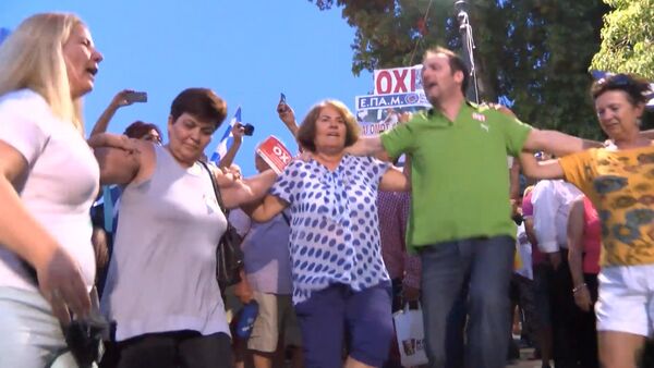 Греки танцевали и водили хороводы в Афинах после объявления итогов референдума - Sputnik Южная Осетия