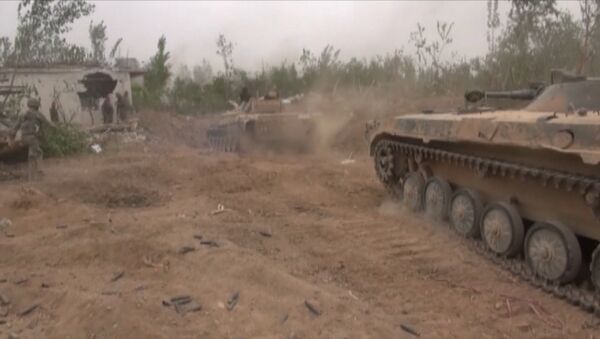 Сирийская армия танками и пехотой атаковала позиции боевиков под Дамаском - Sputnik Южная Осетия