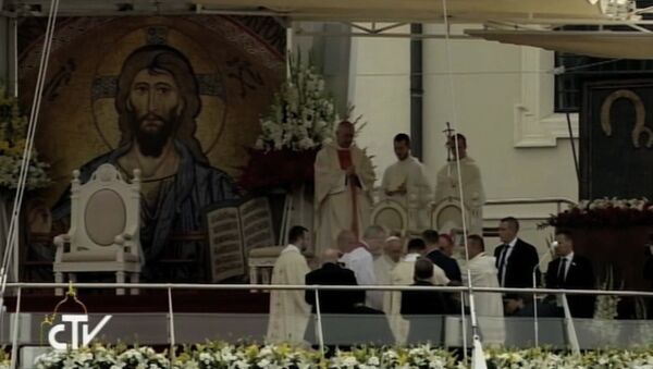 Папа римский Франциск упал во время богослужения в Польше - Sputnik Южная Осетия