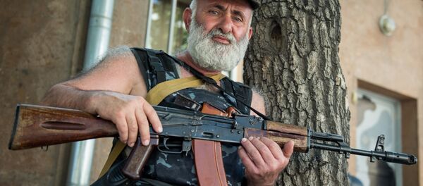 Член группы Сасна црер на территории захваченного полка патрульно постовой службы полиции района Эребуни в Ереване. Член группы Сасна црер на территории захваченного полка патрульно постовой службы полиции района Эребуни в Ереване. - Sputnik Южная Осетия
