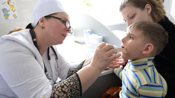 Мальчик во время осмотра у врача - Sputnik Южная Осетия