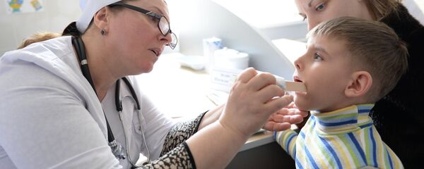 Мальчик во время осмотра у врача Мальчик во время осмотра у врача - Sputnik Южная Осетия