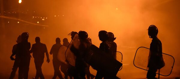 Ситуация близ захваченного в Ереване здания полка полиции Ситуация близ захваченного в Ереване здания полка полиции - Sputnik Южная Осетия