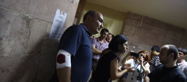 Ситуация близ захваченного в Ереване здания полка полиции Ситуация близ захваченного в Ереване здания полка полиции - Sputnik Южная Осетия