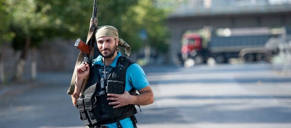 Член группы Сасна црер на территории захваченного полка ППС в Ереване Член группы Сасна црер на территории захваченного полка ППС в Ереване - Sputnik Южная Осетия