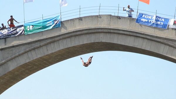 Прыжки с моста в воду: как состязались смельчаки в Боснии и Герцеговине - Sputnik Южная Осетия