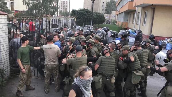 Радикалы дрались с полицией и кидали дымовые шашки у здания суда в Киеве - Sputnik Южная Осетия