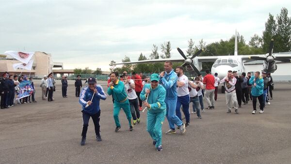 Казахстанцы протащили самолет Ан-26 по взлетной полосе в поддержку олимпийцев - Sputnik Южная Осетия
